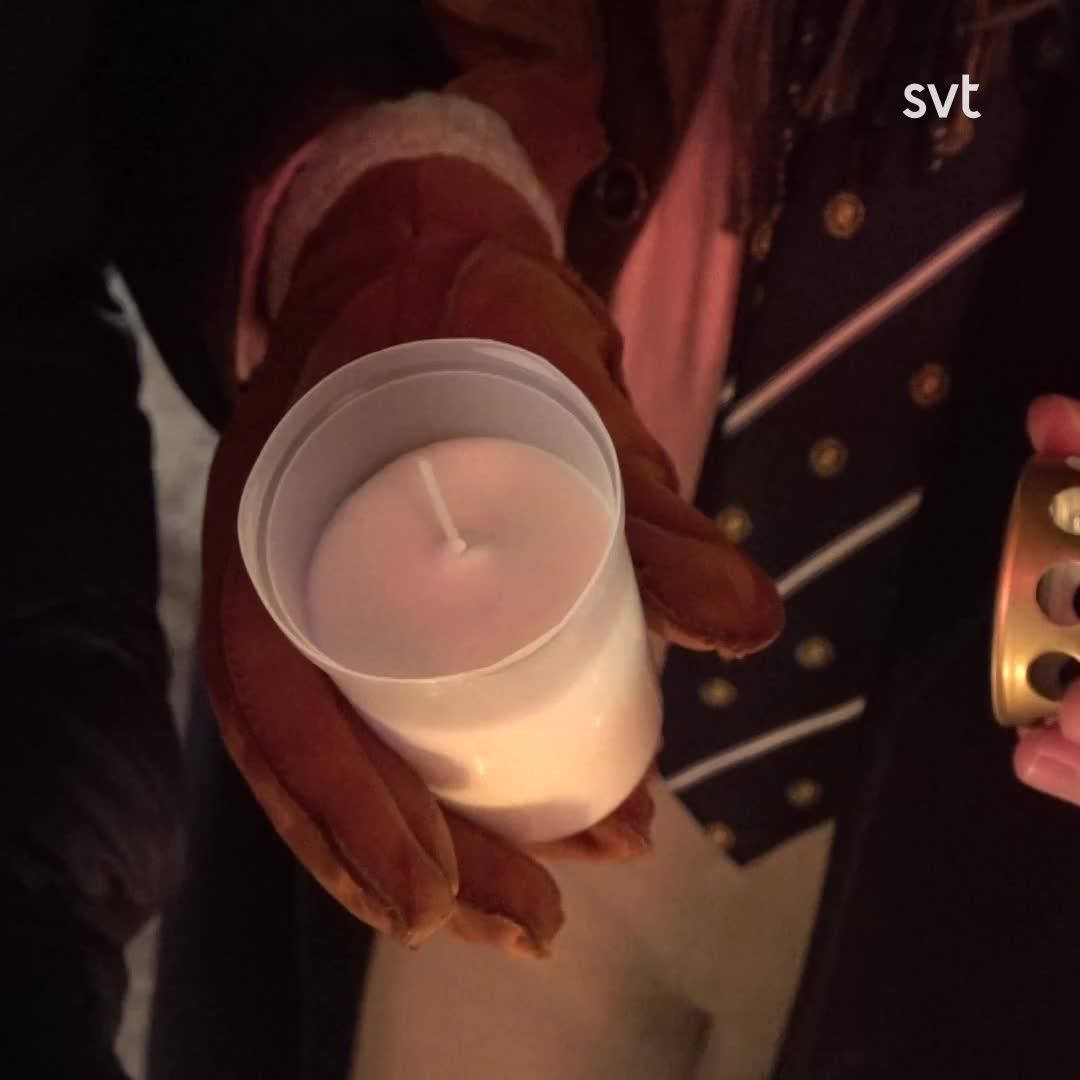 Stämningsfull minnesstund över förintelsens offer. Hör Stephen Jerand om varför det är viktigt att minnas.